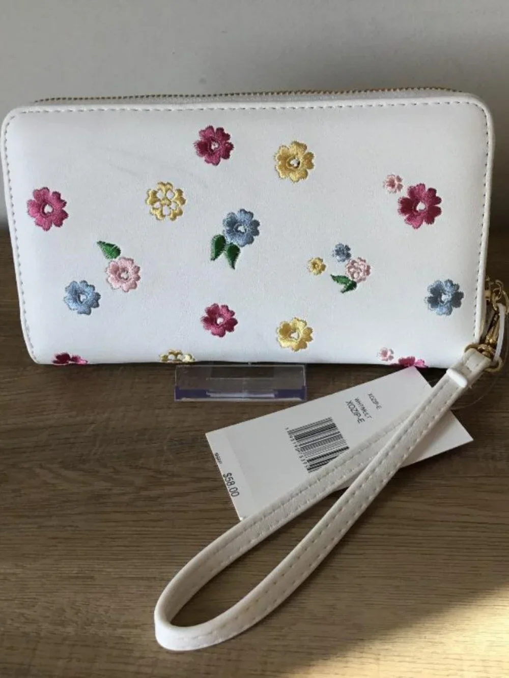 Betsey Johnson NWT Floral Embroidered White Zipper Wristlet Clutch - Picture 2 of 7